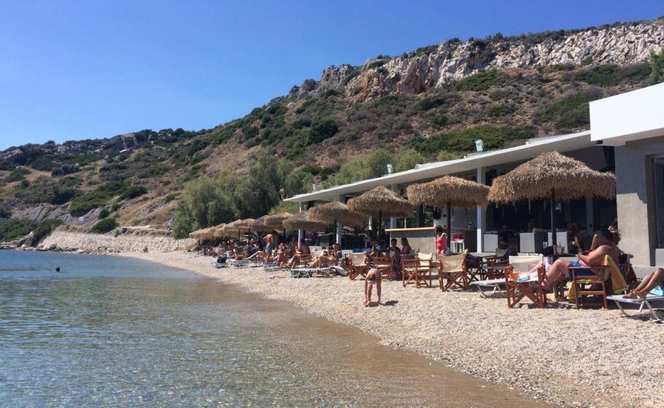 Aliveri beach'in fotoğrafı hafif ince çakıl taş yüzey ile