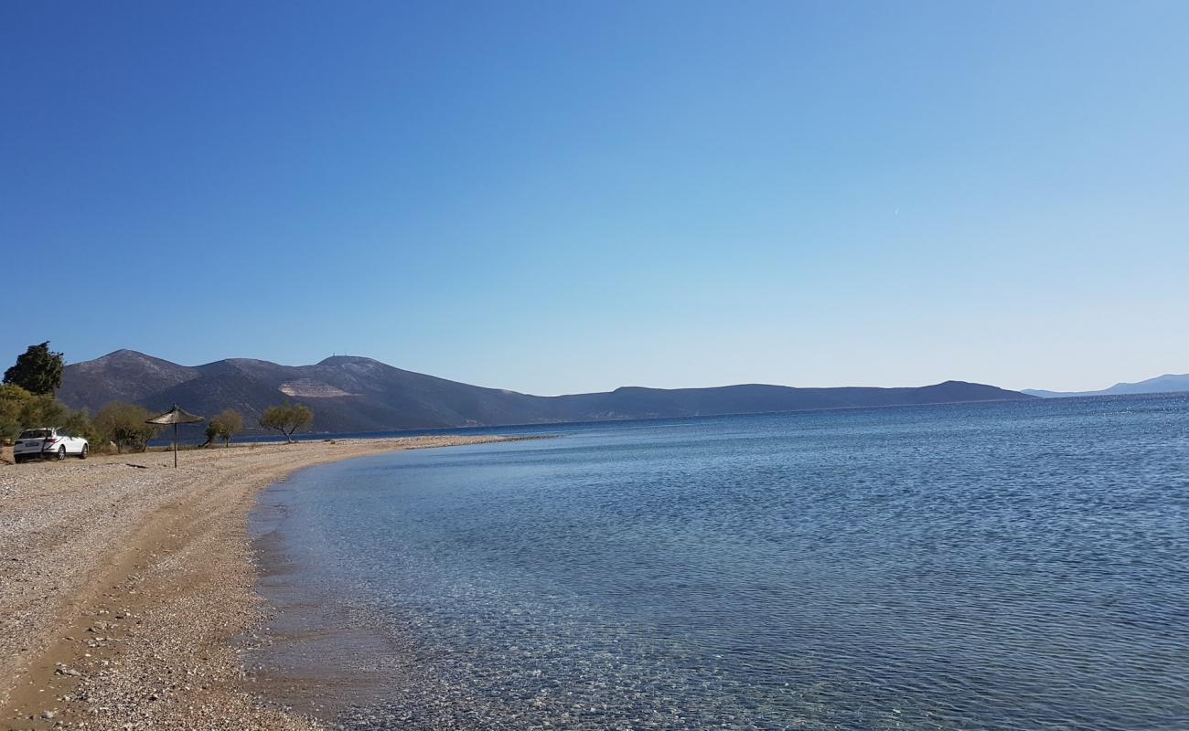 Kambos beach'in fotoğrafı bej kum ve çakıl yüzey ile