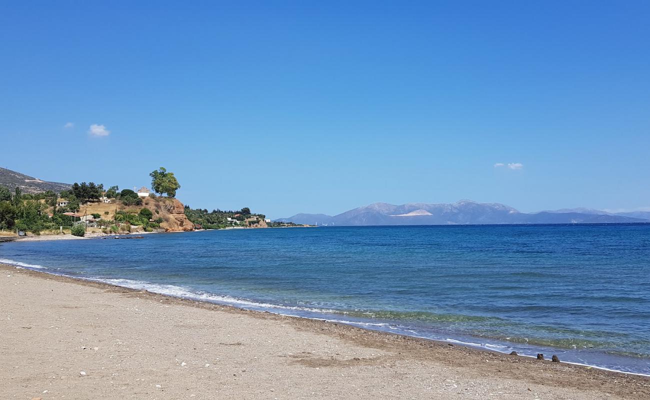 Gerani beach'in fotoğrafı gri kum yüzey ile