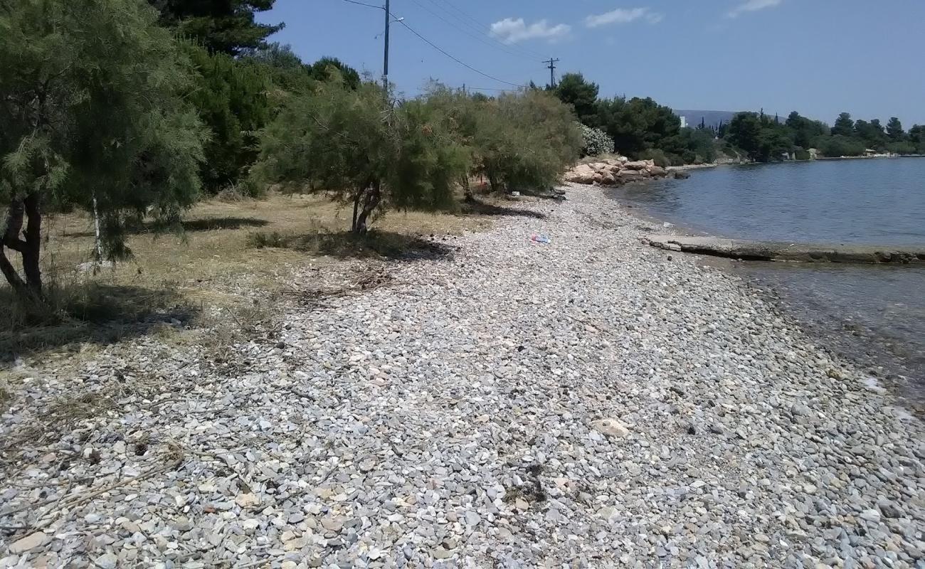 Magoula beach'in fotoğrafı gri çakıl taşı yüzey ile