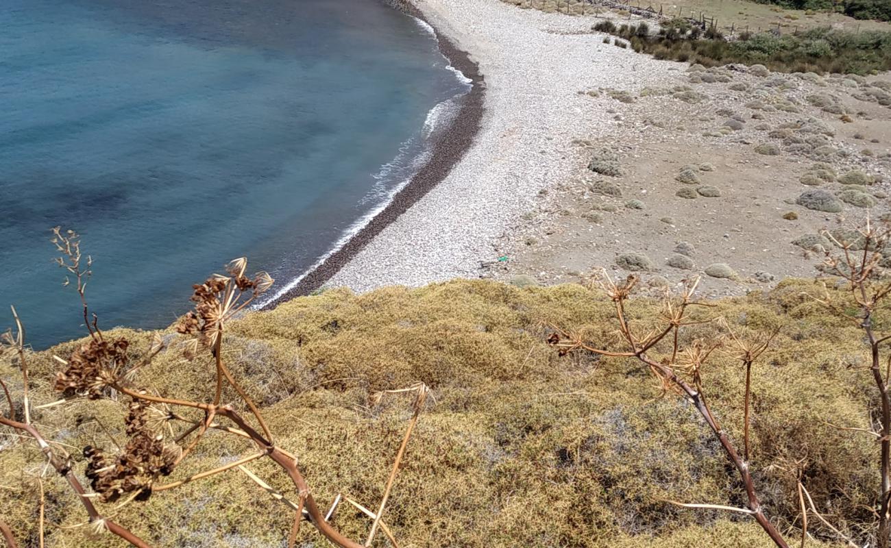 Agios Efstratos beach II'in fotoğrafı küçük gri çakıllar yüzey ile