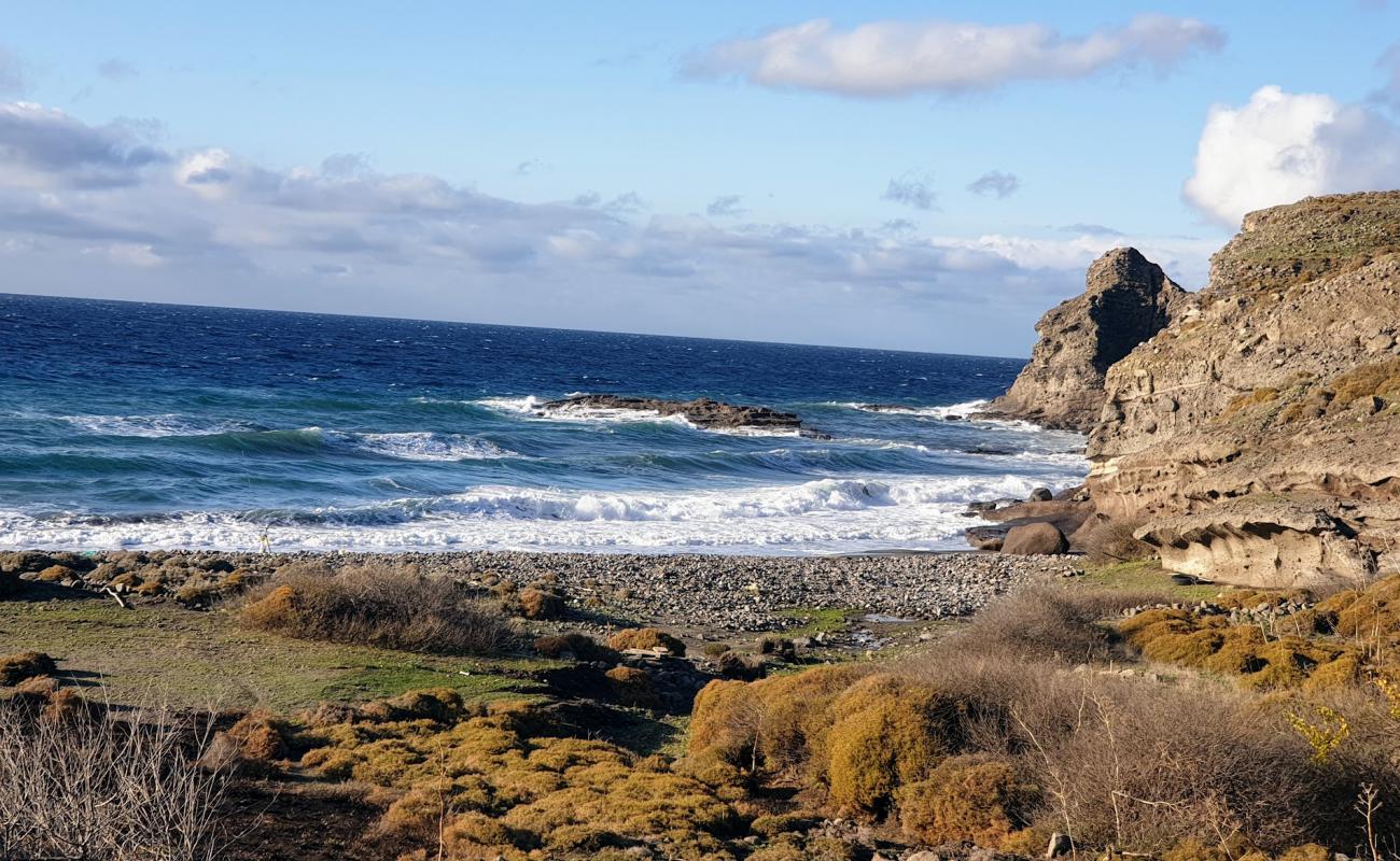 Agios Efstratos beach III'in fotoğrafı küçük gri çakıllar yüzey ile
