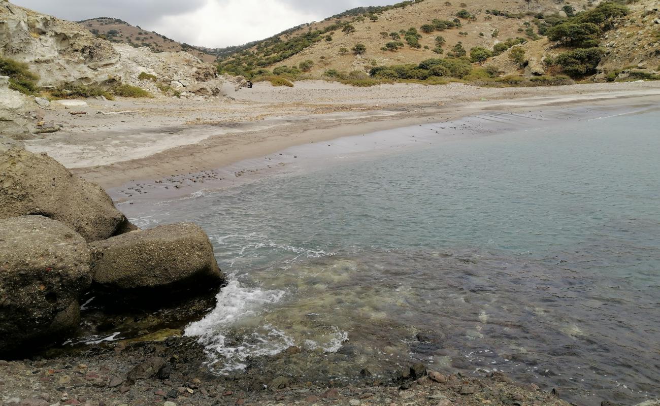 Frangou beach'in fotoğrafı kahverengi kum yüzey ile