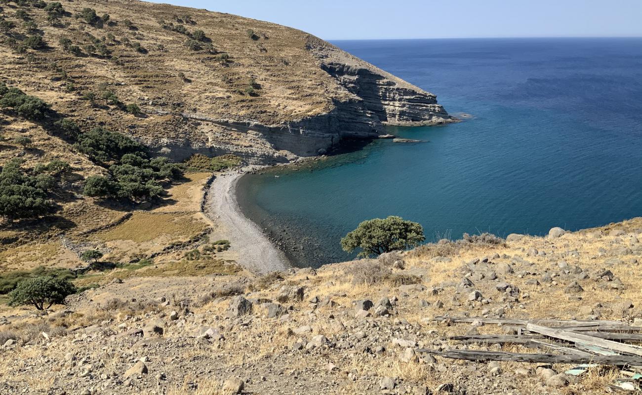 Agios Antonios beach'in fotoğrafı gri kum ve çakıl yüzey ile