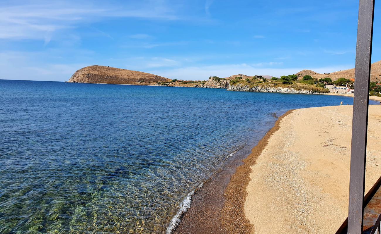 Romeikos Gialos beach'in fotoğrafı parlak ince kum yüzey ile