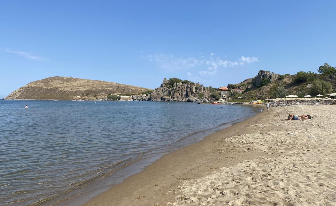 Paralia Richa Nera'in fotoğrafı kahverengi kum yüzey ile