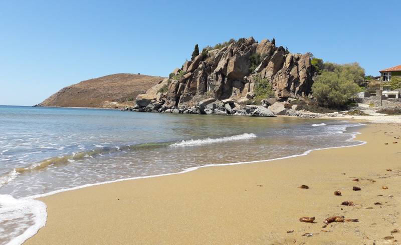 Myrina beach'in fotoğrafı kahverengi kum yüzey ile