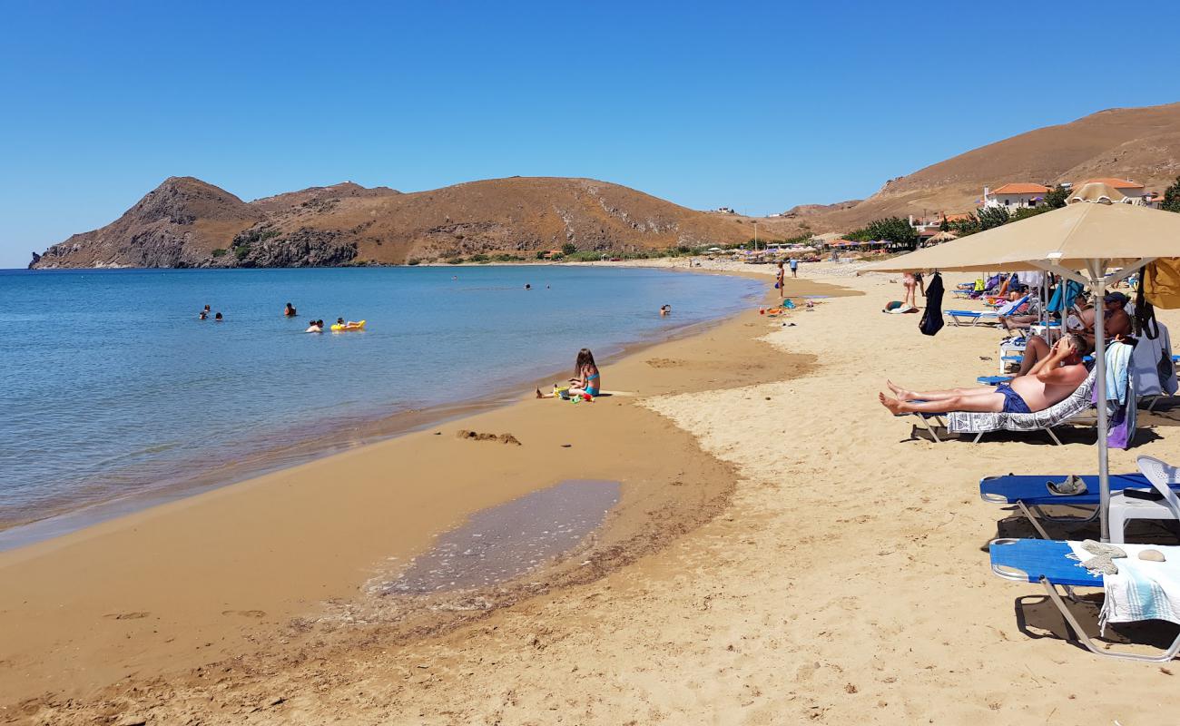 Agios Ioannis beach'in fotoğrafı kahverengi kum yüzey ile