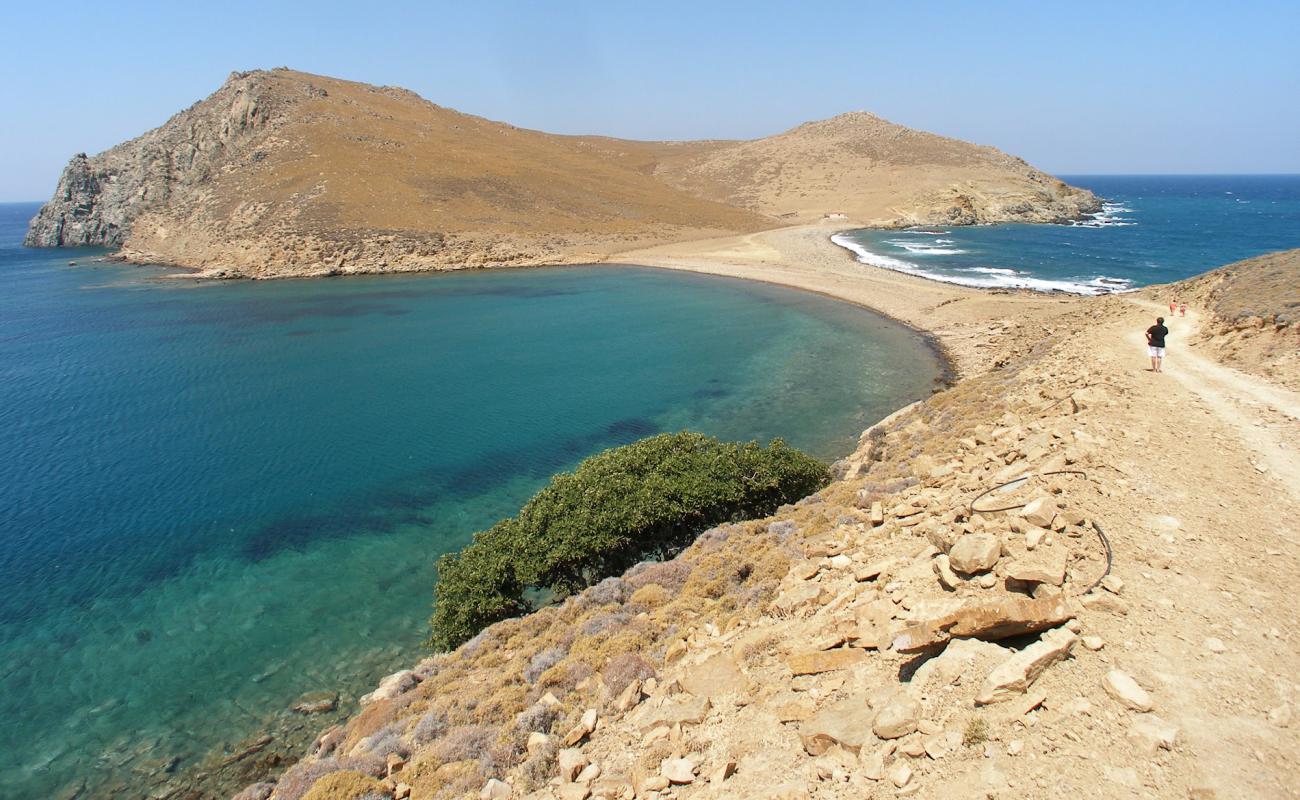 Mourtzeflos beach'in fotoğrafı taşlı kum yüzey ile