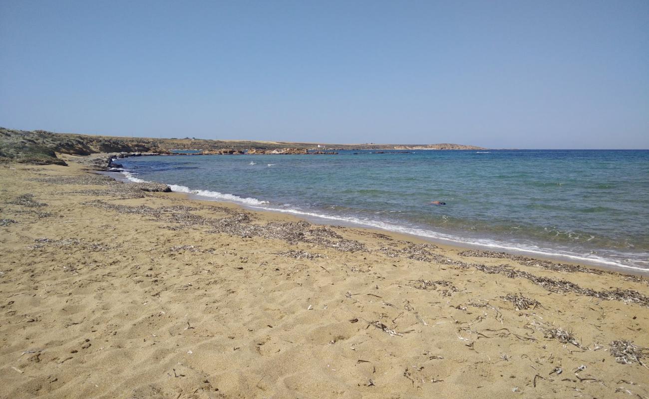 Agios Ermolaos beach'in fotoğrafı kahverengi kum yüzey ile