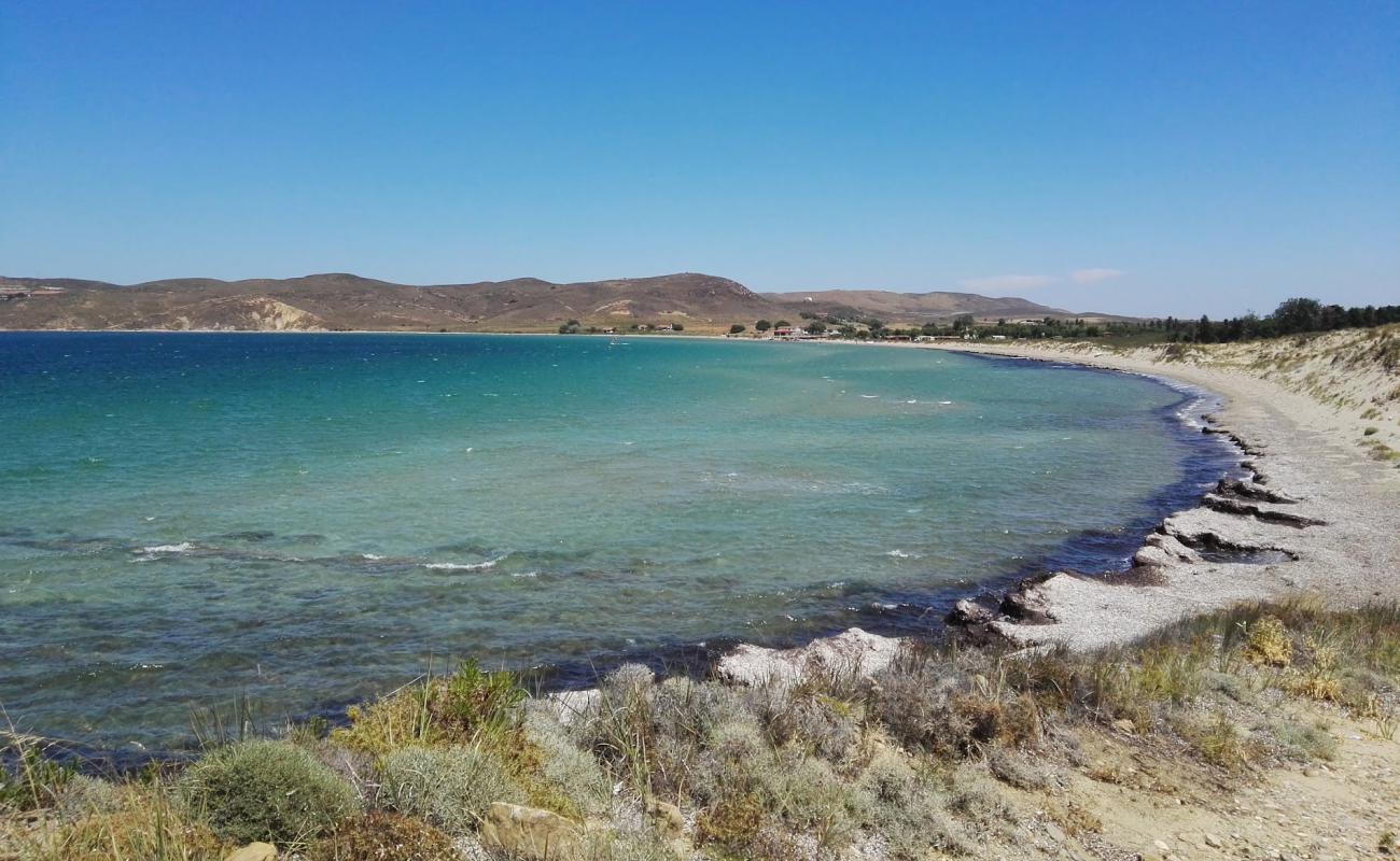 Paralia Saravari'in fotoğrafı i̇nce kahverengi kum yüzey ile