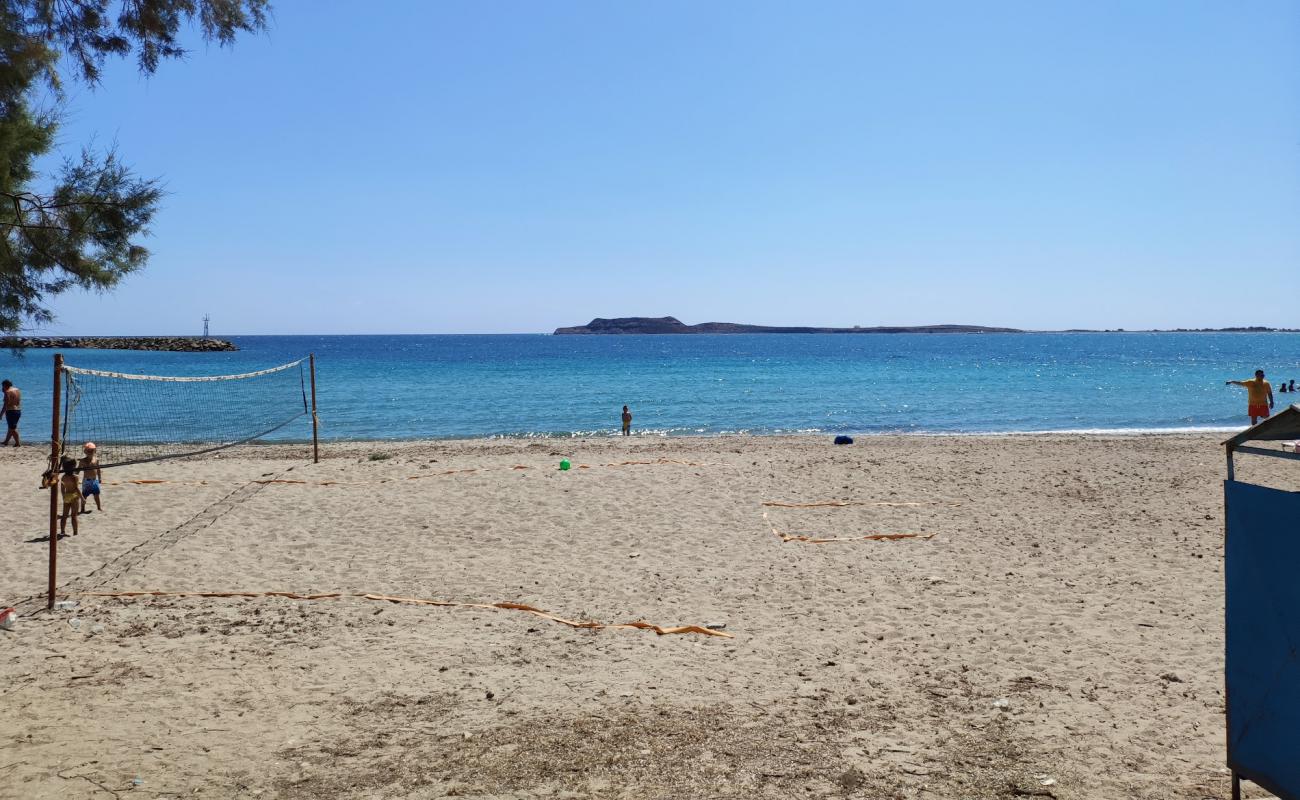 Plaka Beach'in fotoğrafı açık bej kum yüzey ile