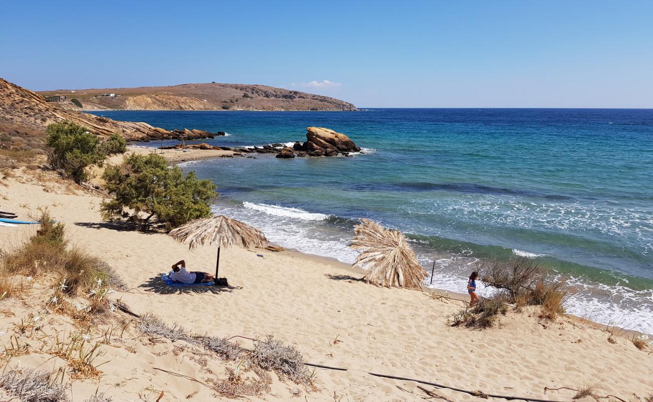 Paralia Kokkinovrachos'in fotoğrafı açık bej kum yüzey ile
