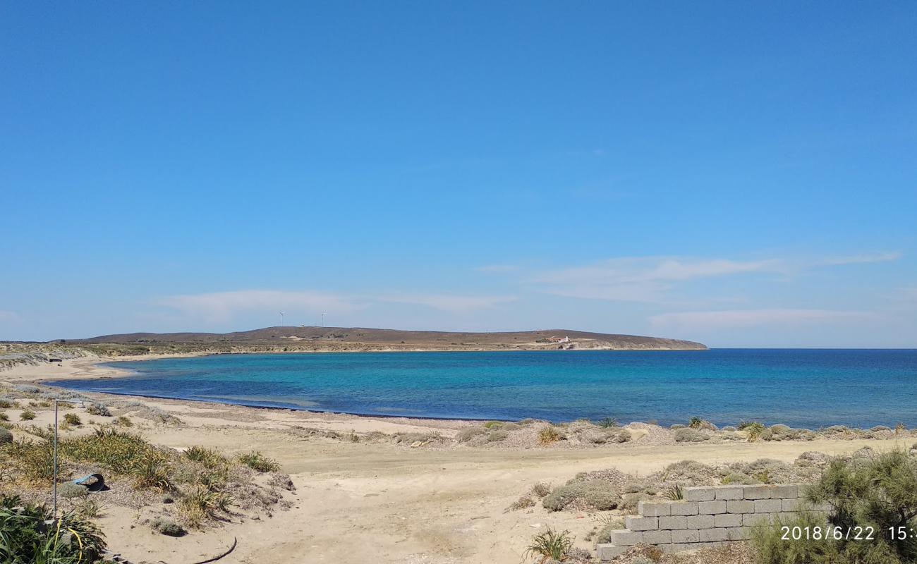 Paralia Louri'in fotoğrafı açık bej kum yüzey ile