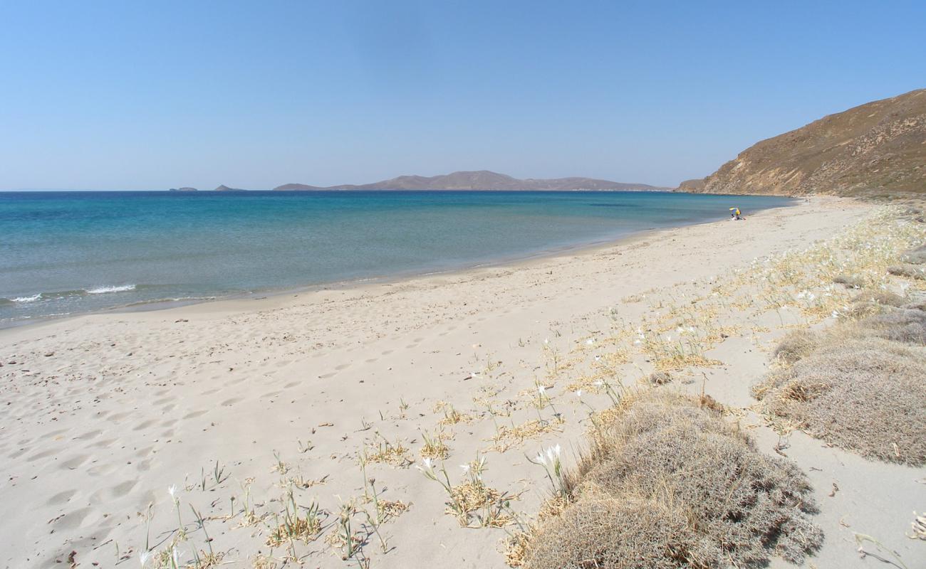Paralia Parthenomitos'in fotoğrafı açık bej kum yüzey ile