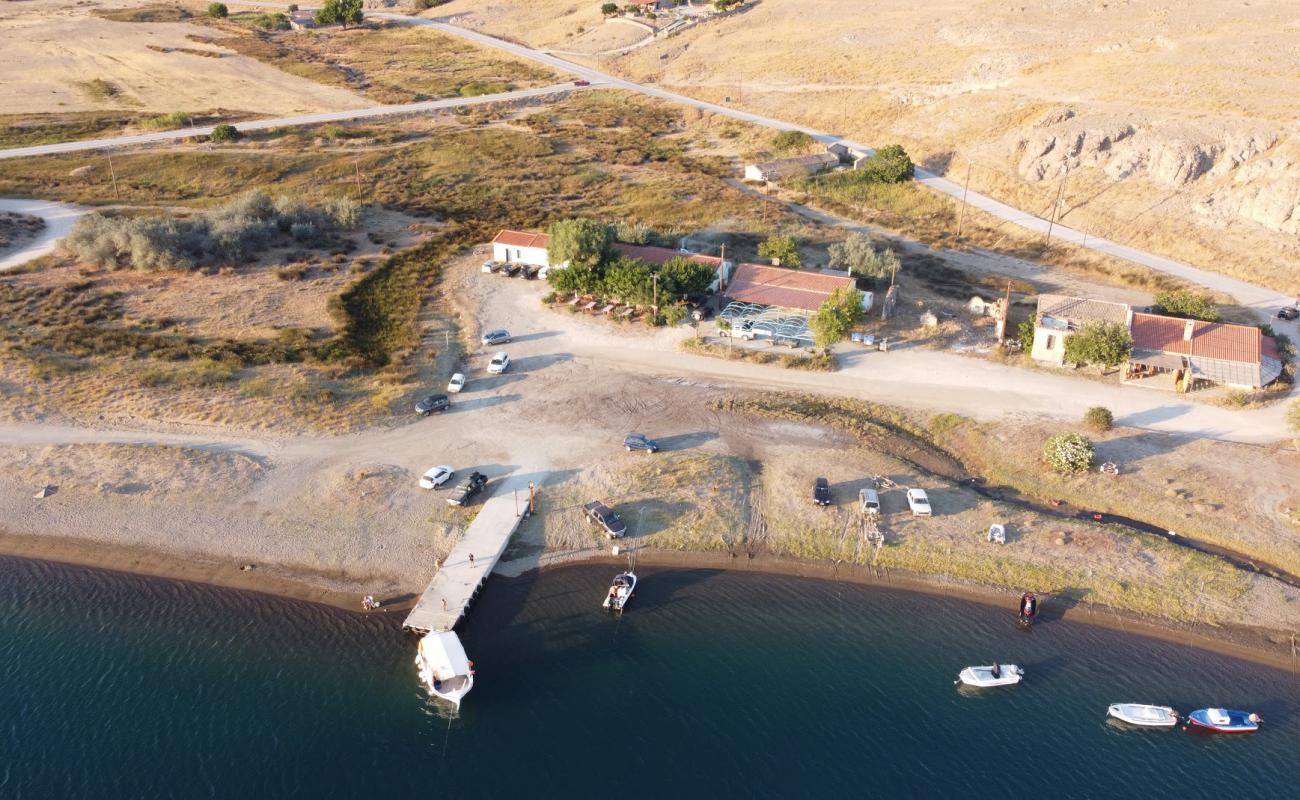 Paralia Diapori'in fotoğrafı kahverengi kum yüzey ile