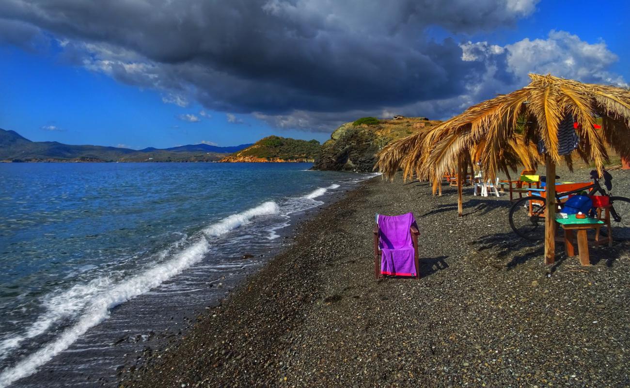 Paralia Charamida II'in fotoğrafı gri ince çakıl taş yüzey ile