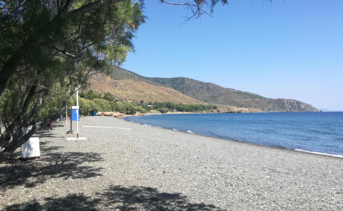 Paralia Charamida'in fotoğrafı gri kum ve çakıllar yüzey ile