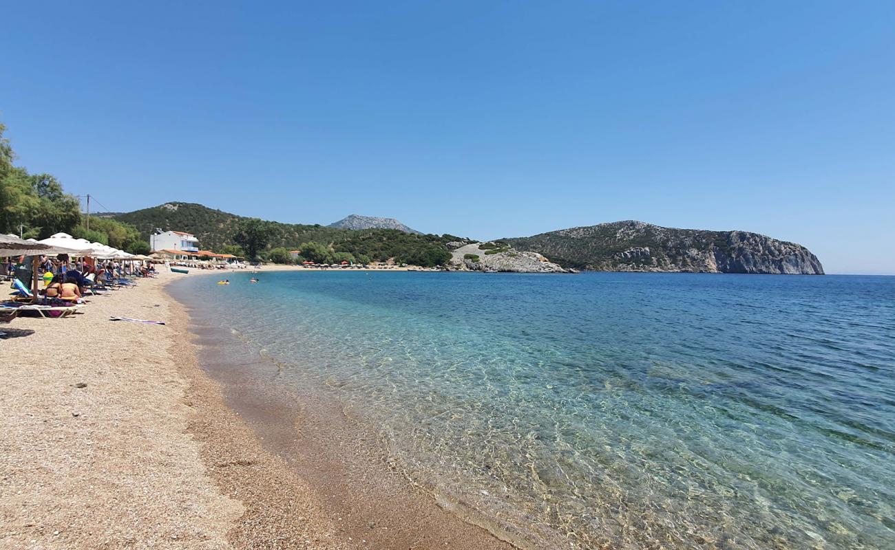 Tarti beach'in fotoğrafı bej kum ve çakıl yüzey ile