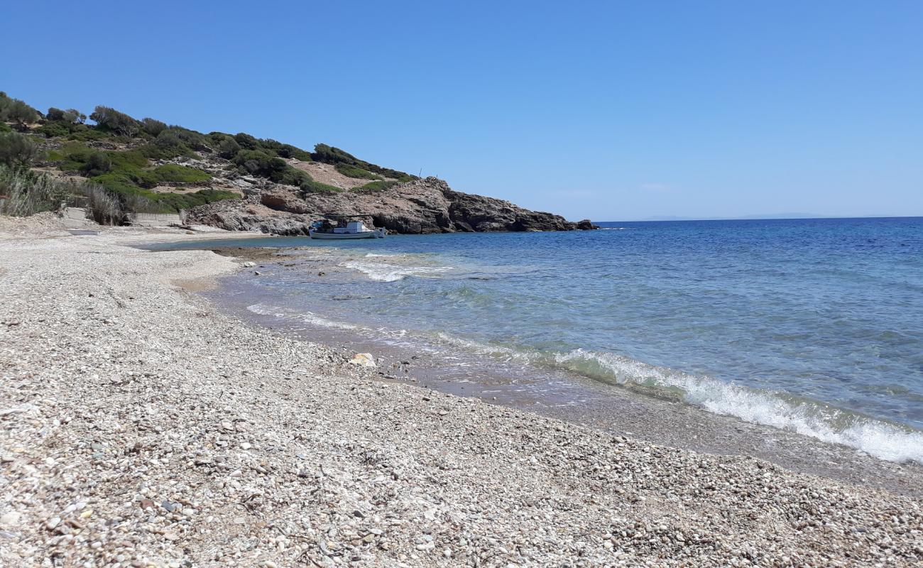 Pathos beach'in fotoğrafı bej kum ve çakıl yüzey ile