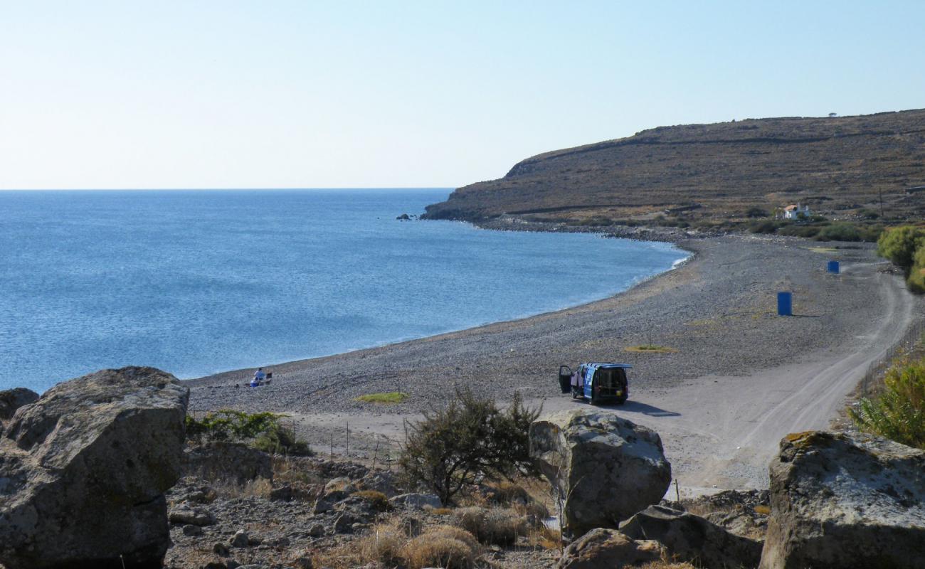 Paralia Makara'in fotoğrafı gri çakıl taşı yüzey ile