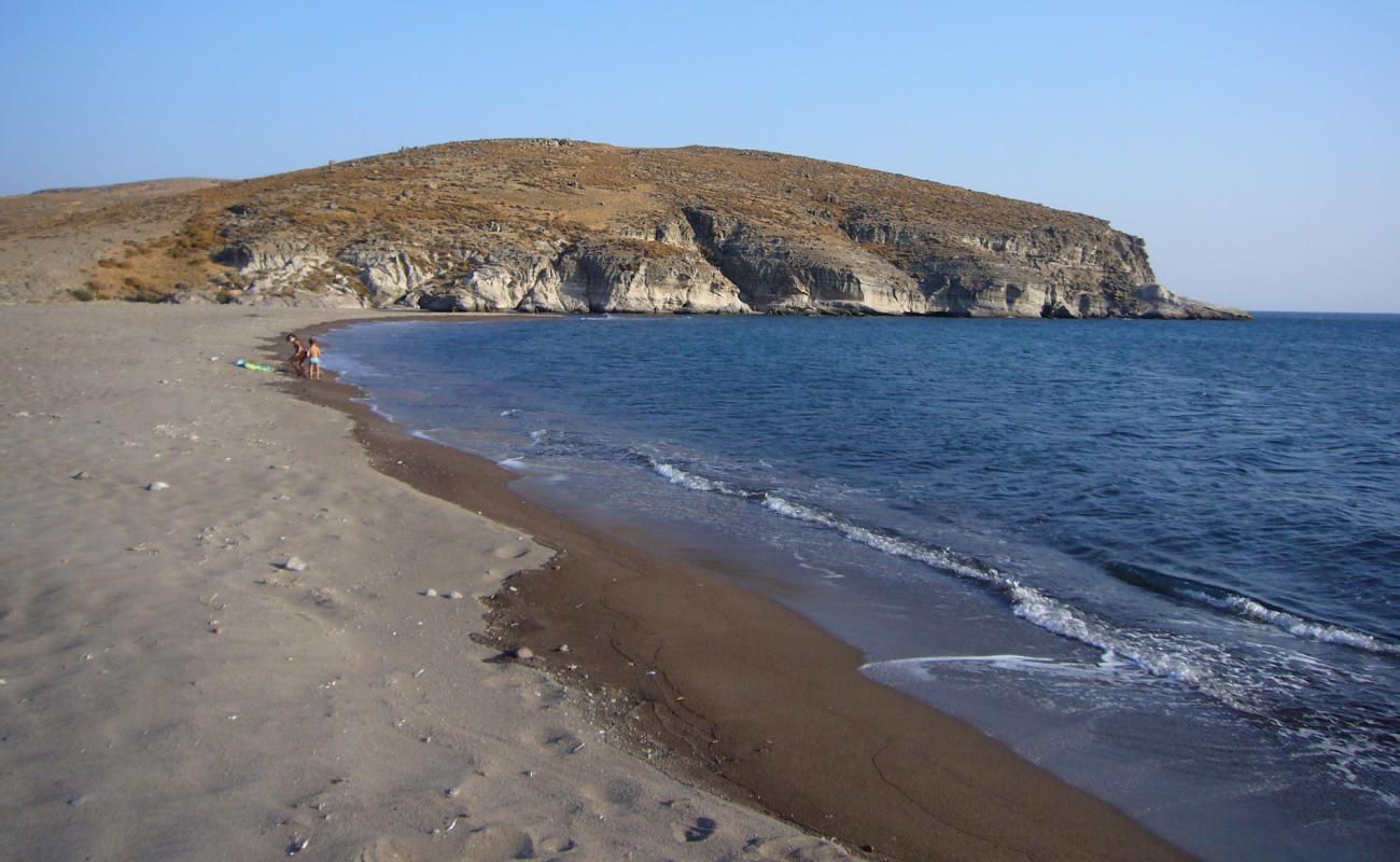 Tsichlionta beach'in fotoğrafı kahverengi kum yüzey ile