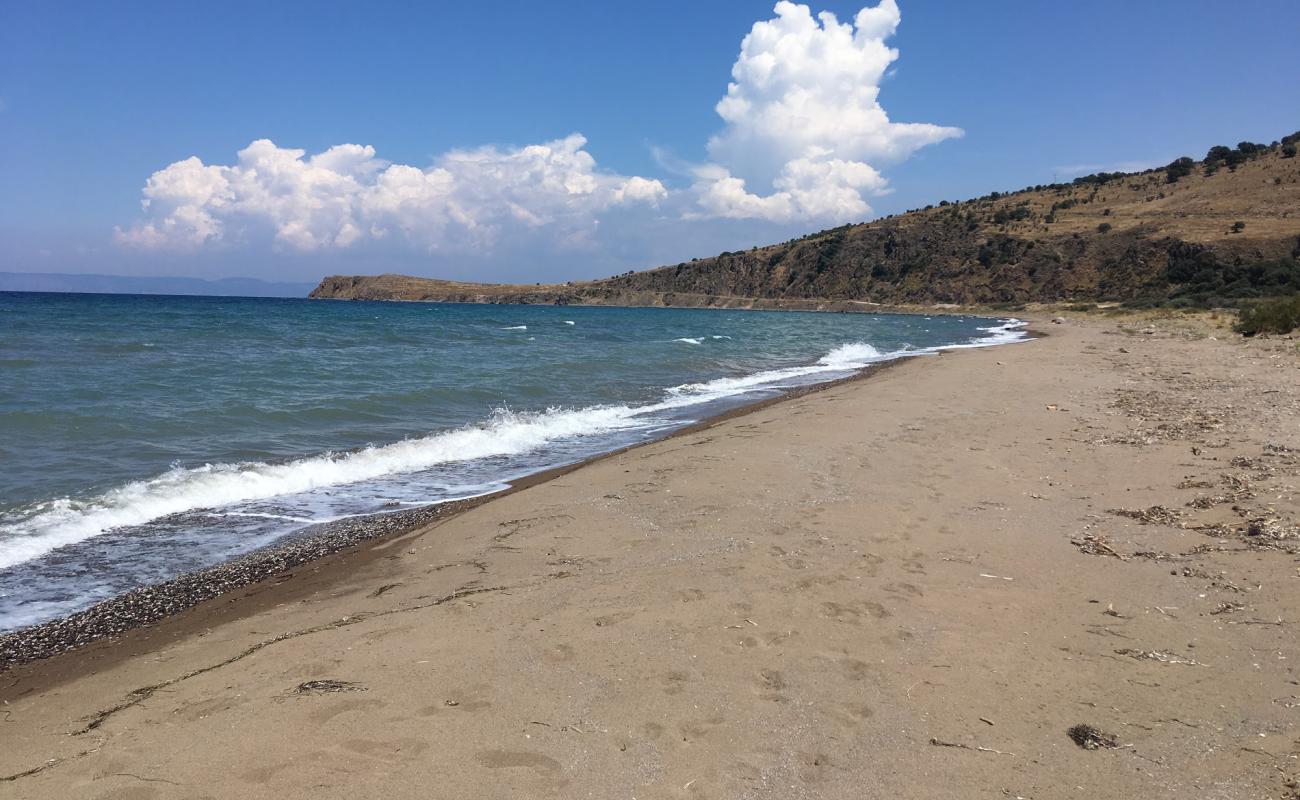 Kampos beach'in fotoğrafı açık bej kum yüzey ile