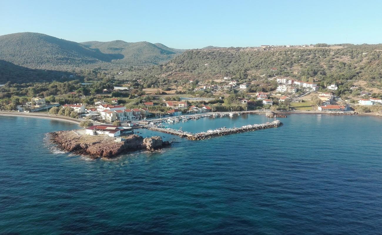 Toumpes beach'in fotoğrafı hafif çakıl yüzey ile