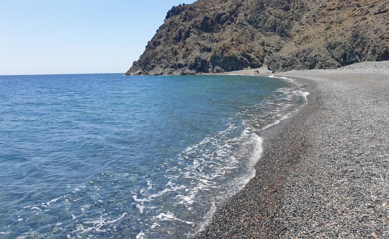 Paralia Kipos'in fotoğrafı gri çakıl taşı yüzey ile