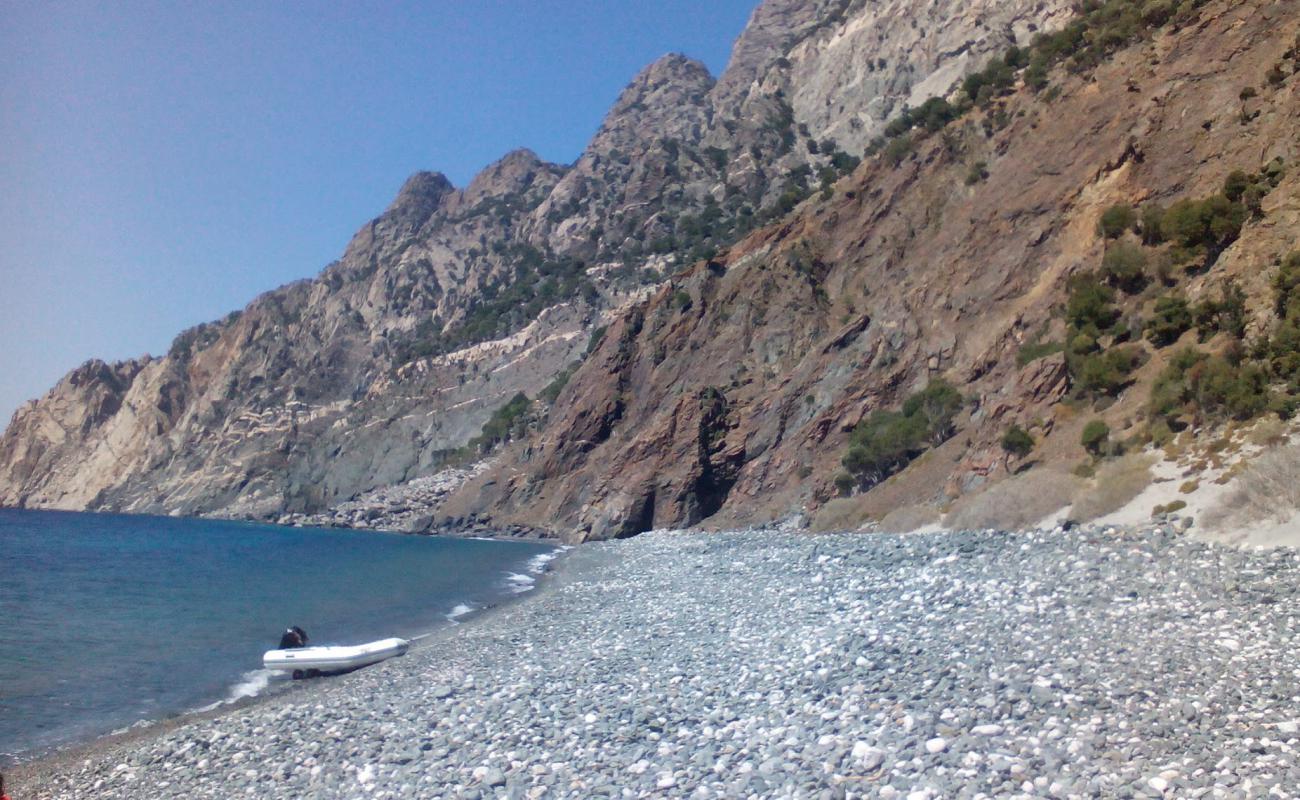 Glass beach'in fotoğrafı hafif çakıl yüzey ile