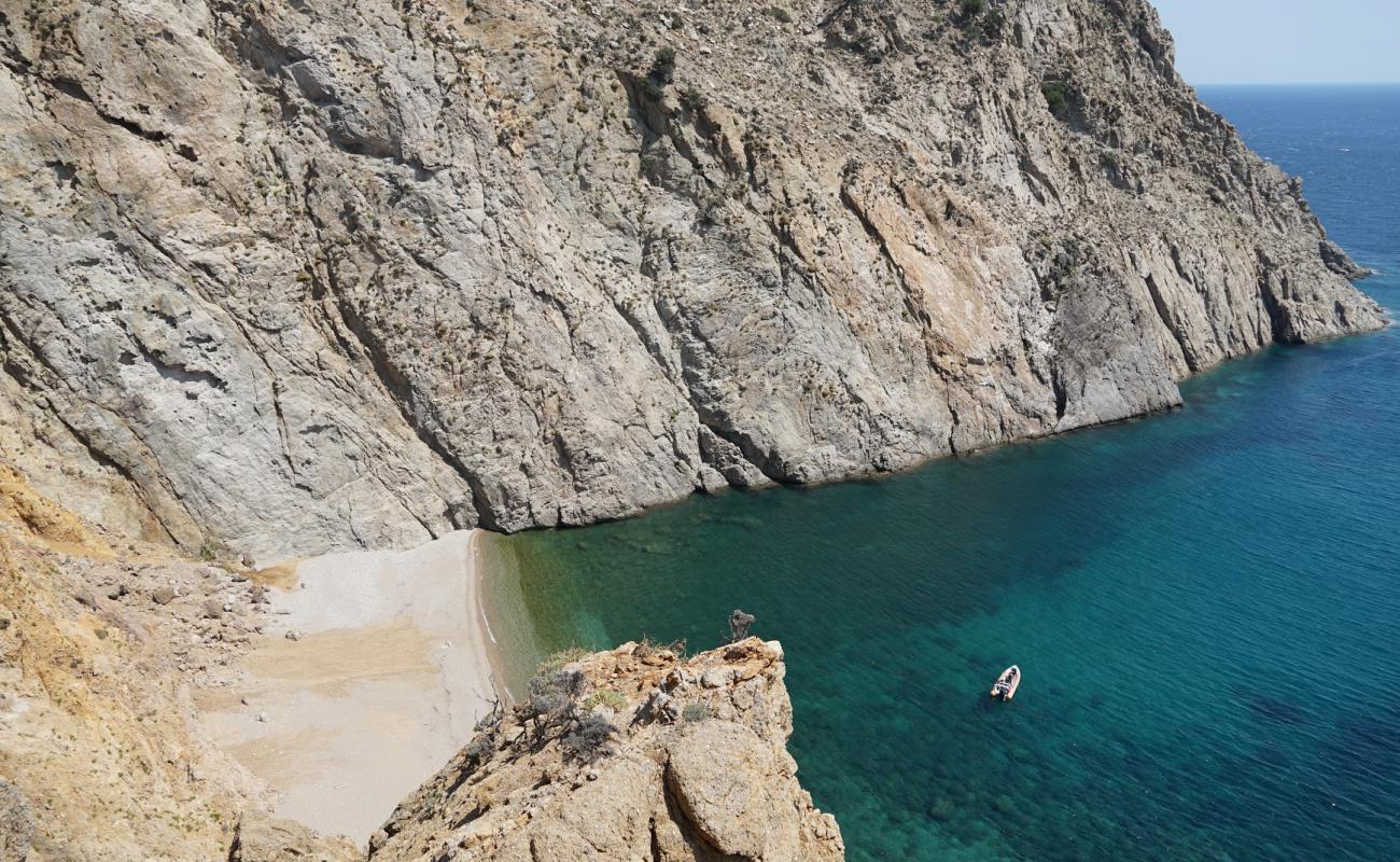 Katarti beach'in fotoğrafı hafif ince çakıl taş yüzey ile