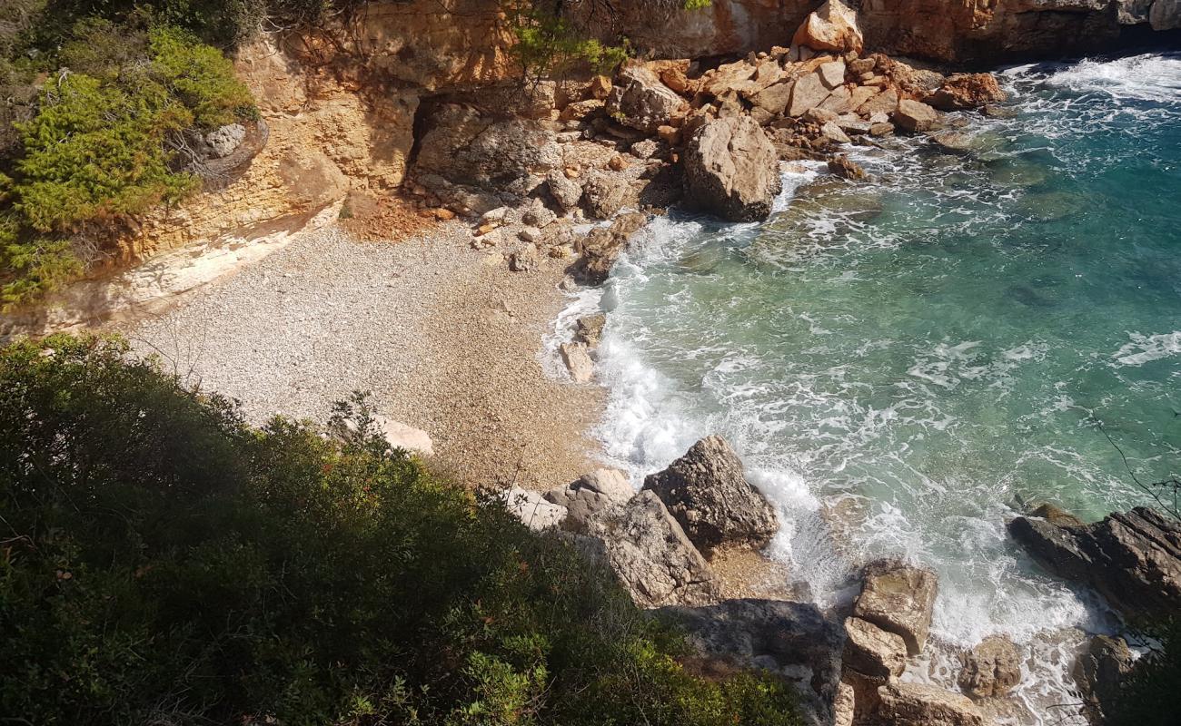 Alex beach'in fotoğrafı kahverengi çakıl yüzey ile