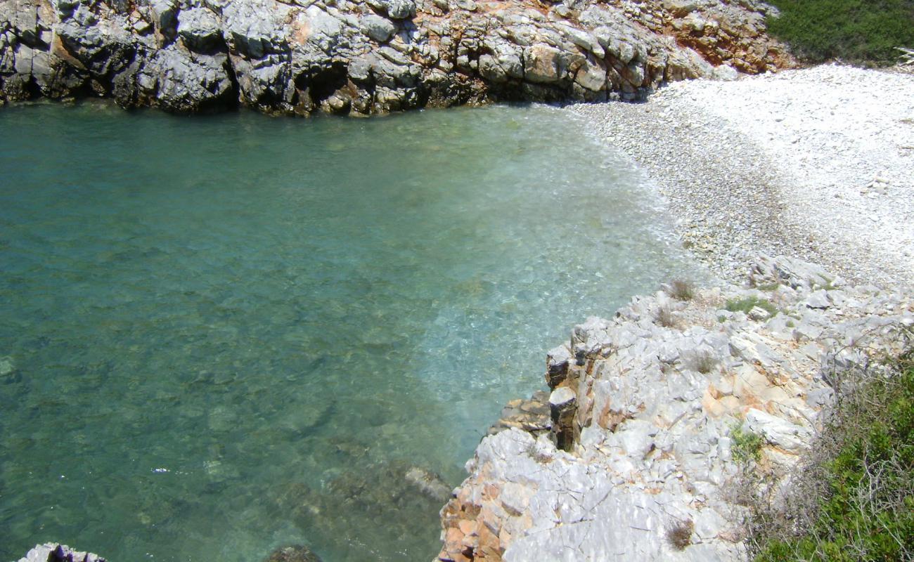 Mourtias beach II'in fotoğrafı gri çakıl taşı yüzey ile