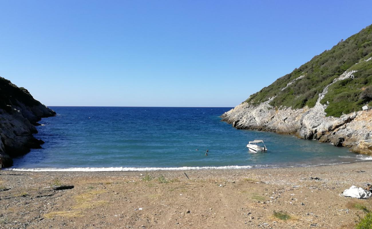 Vrysitsa beach'in fotoğrafı gri çakıl taşı yüzey ile