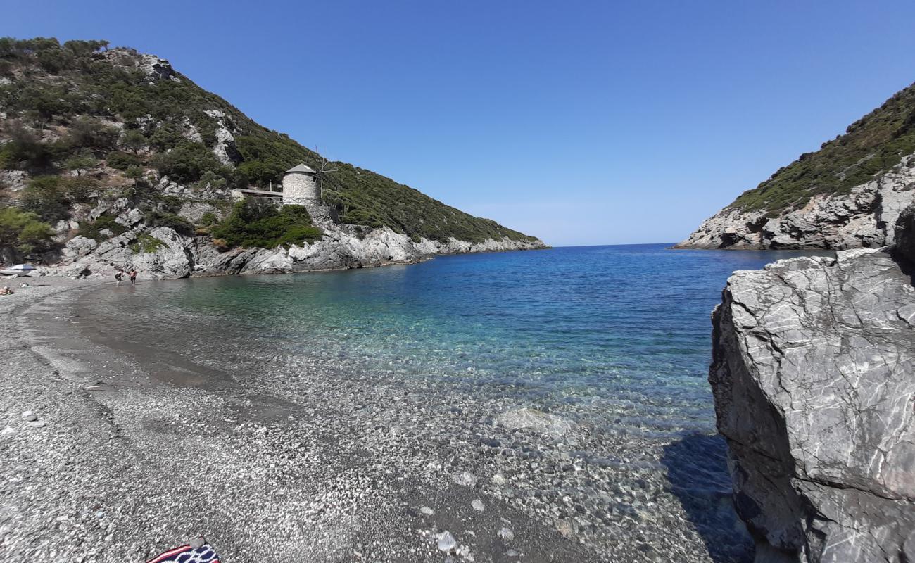 Yialia beach'in fotoğrafı gri çakıl taşı yüzey ile