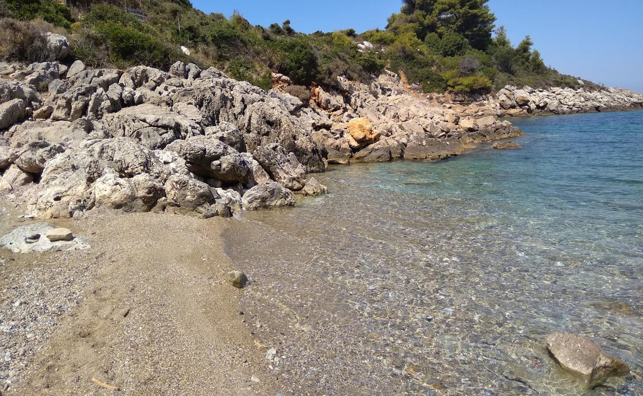 Ag. Anargyroi beach'in fotoğrafı siyah kum ve çakıl yüzey ile