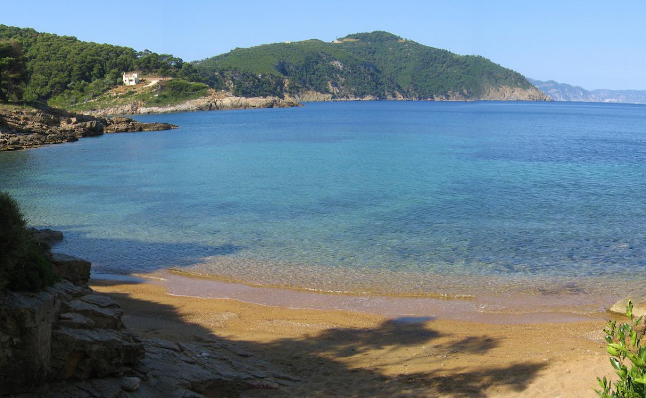 Tourkoneri beach'in fotoğrafı kahverengi kum yüzey ile