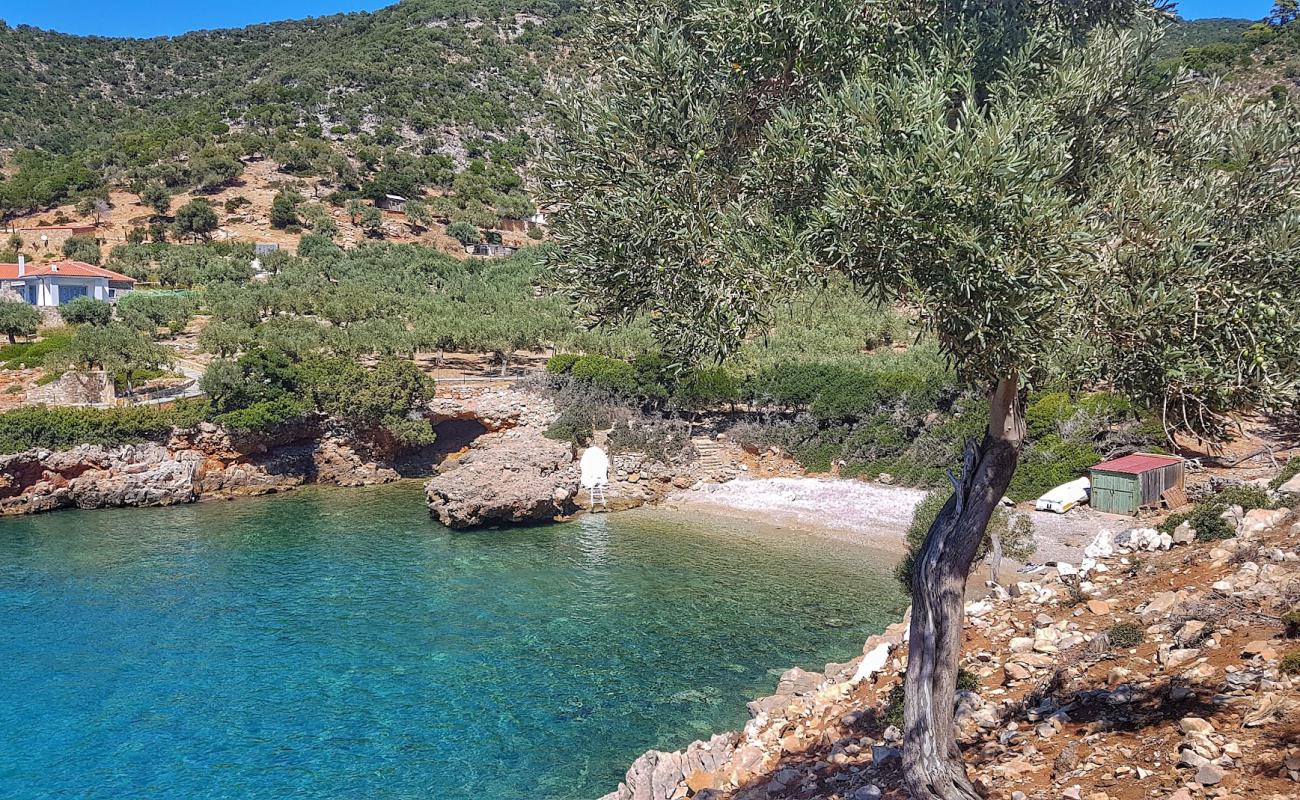 Agalou Laka beach'in fotoğrafı hafif çakıl yüzey ile