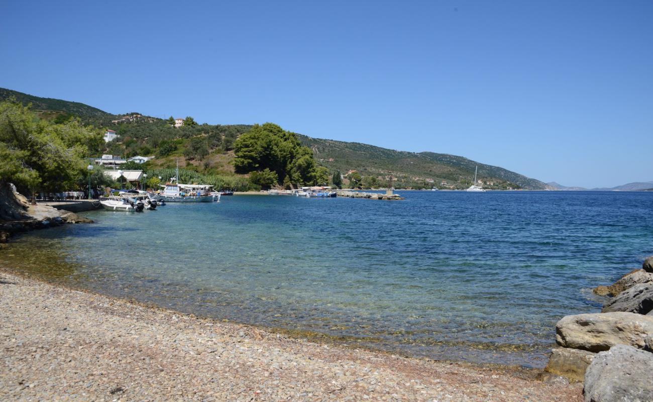 Paralia Kalamakia'in fotoğrafı gri çakıl taşı yüzey ile