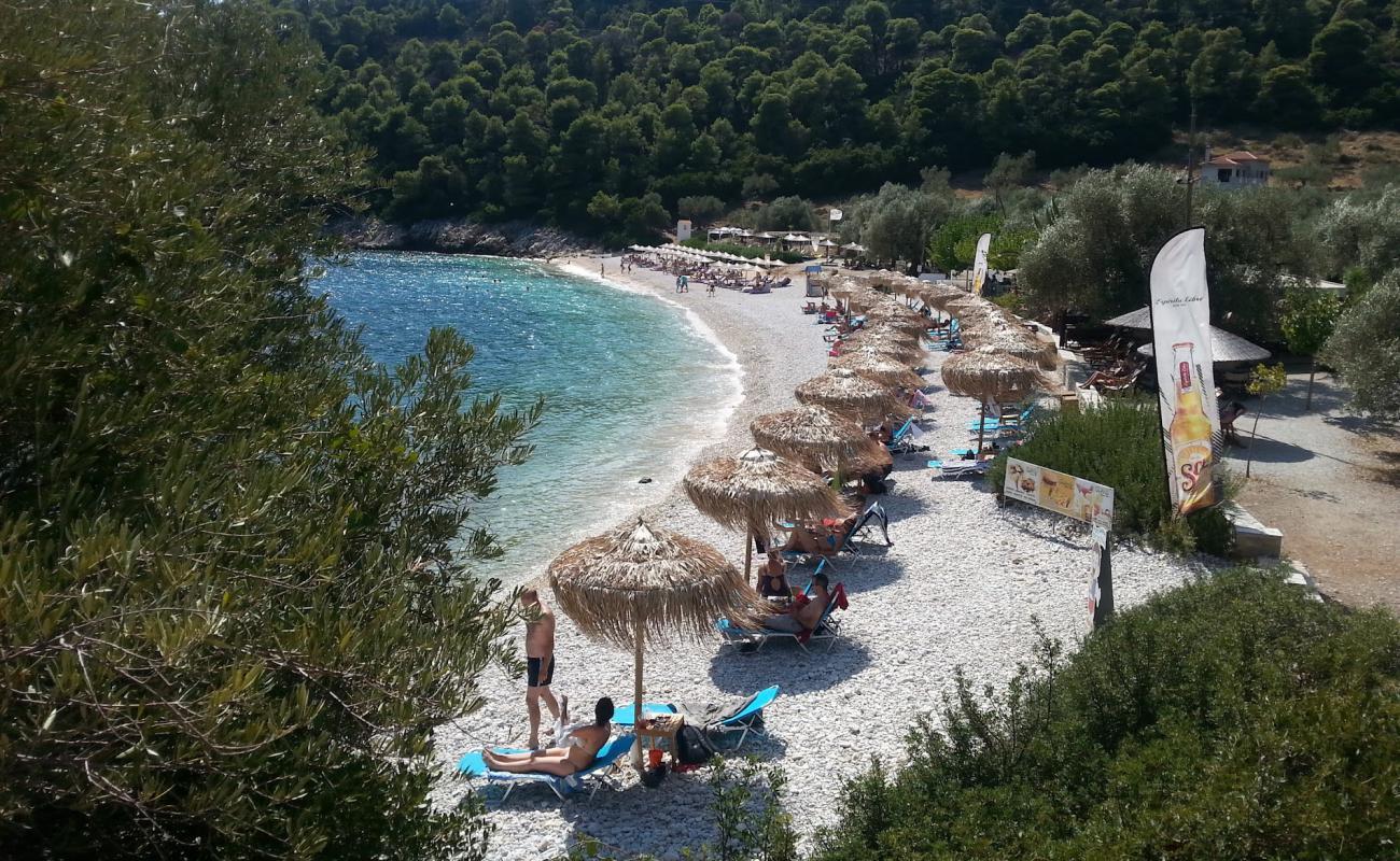 Isomata beach'in fotoğrafı gri çakıl taşı yüzey ile