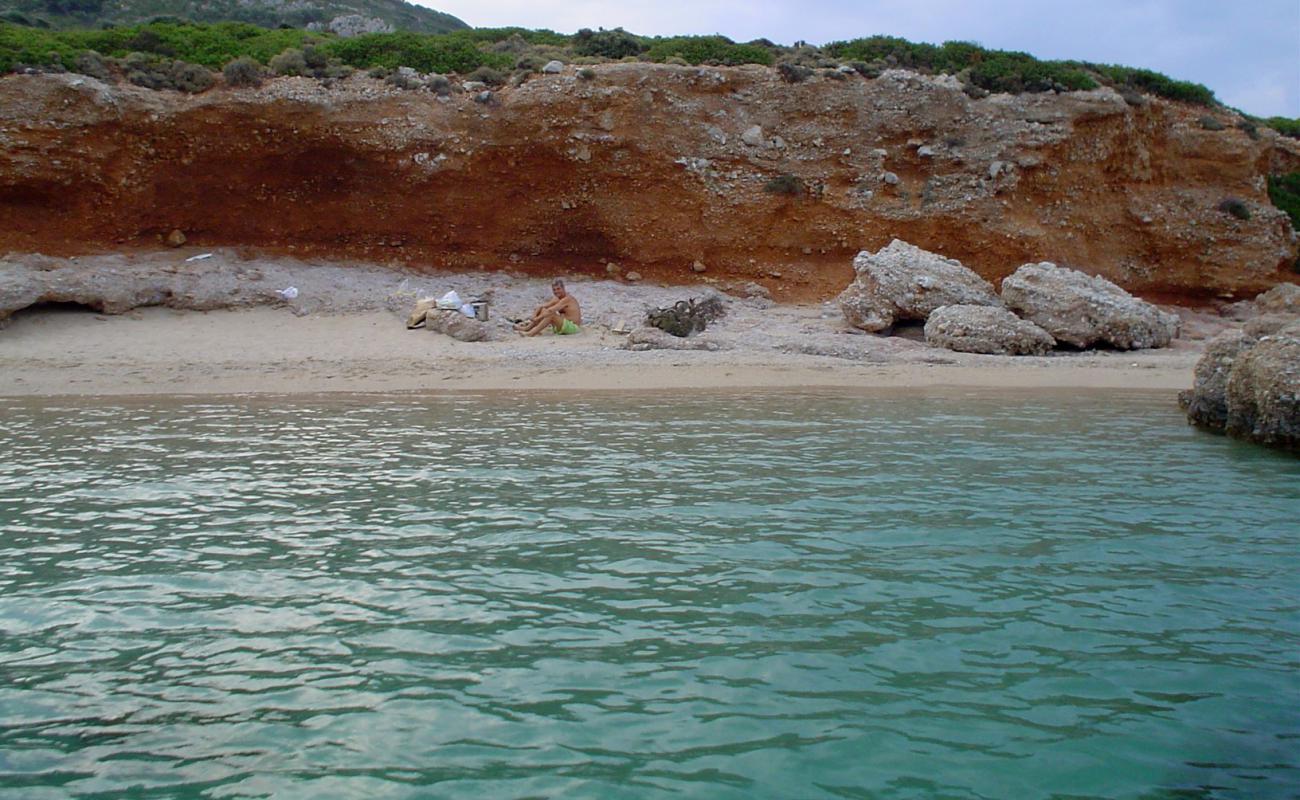 Sfika beach'in fotoğrafı açık bej kum yüzey ile