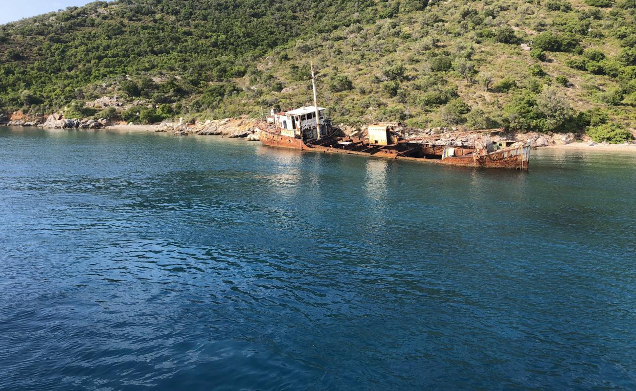 Peristera Island beach'in fotoğrafı taşlı kum yüzey ile