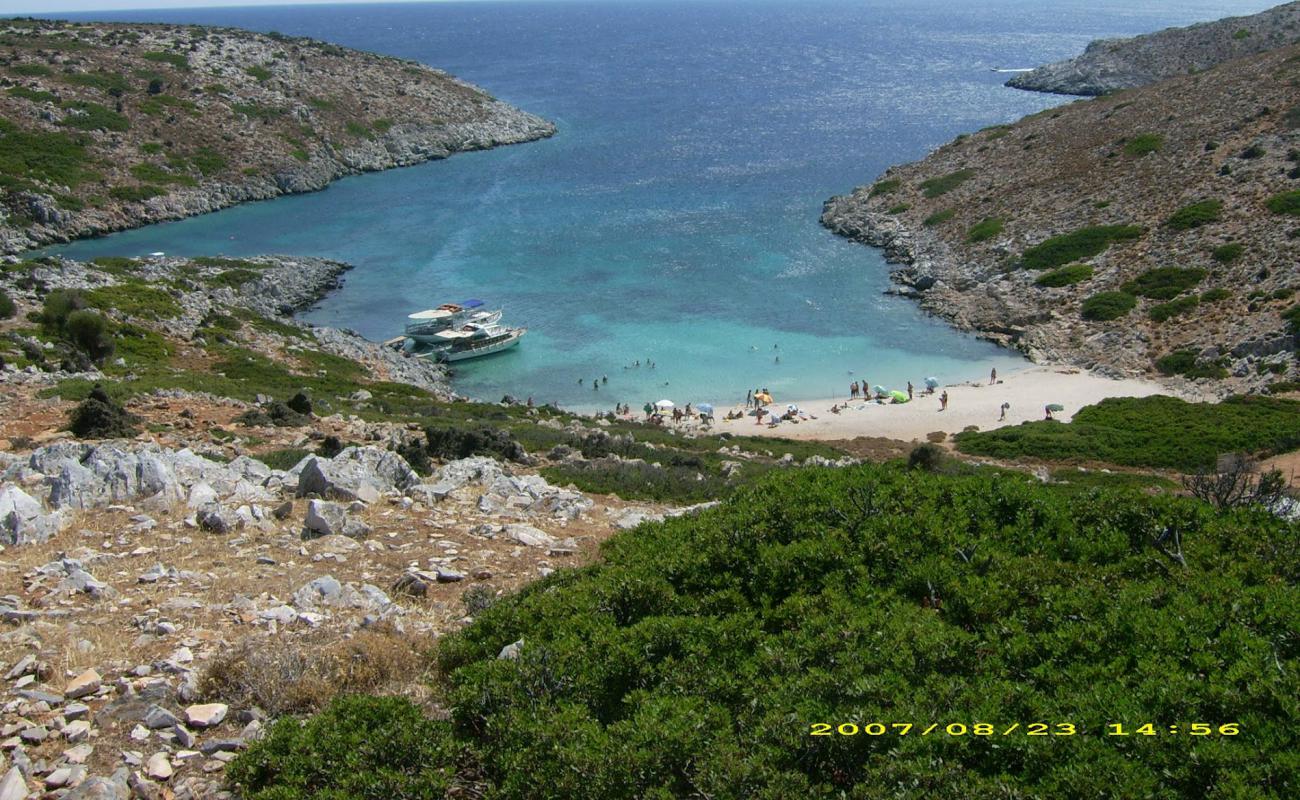 Glyfada Sarakino beach'in fotoğrafı parlak kum yüzey ile