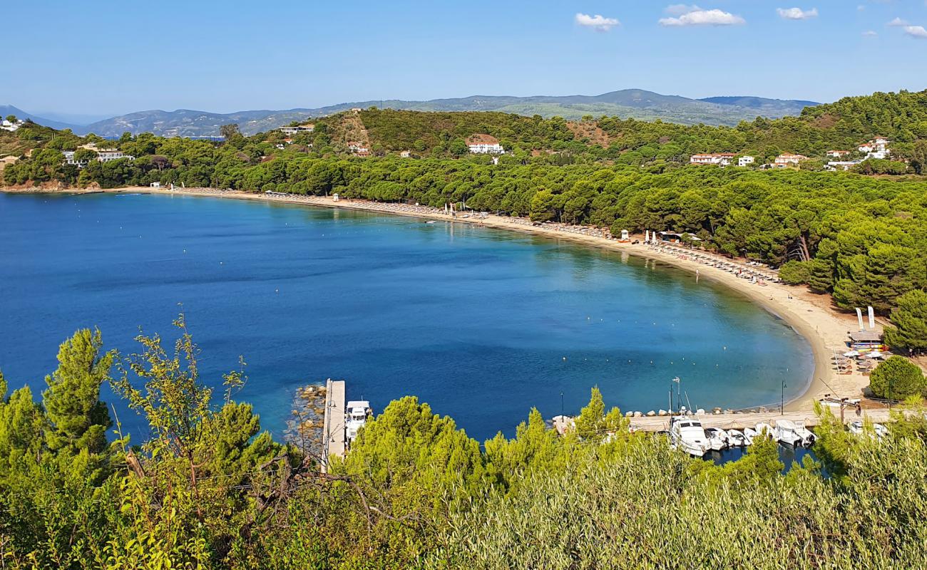 Koukounaries plajı'in fotoğrafı gri kum yüzey ile