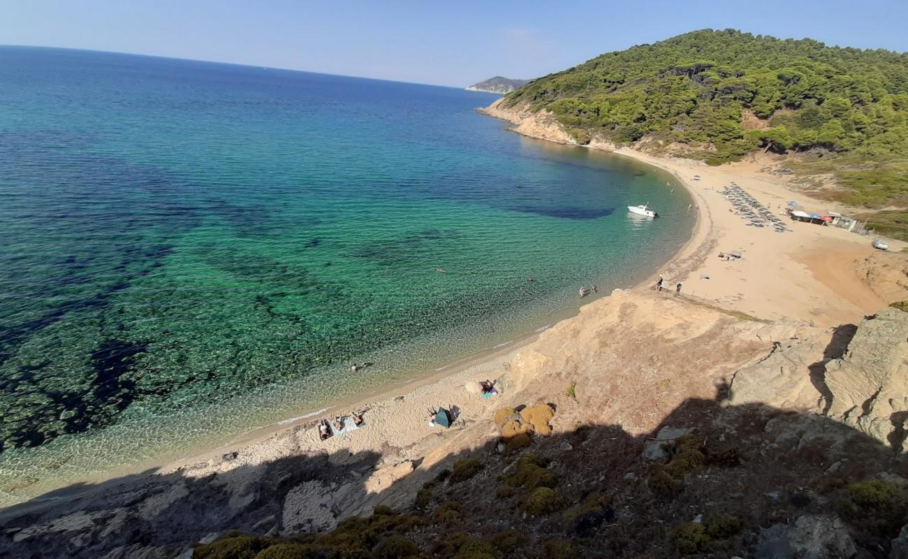 Mandraki beach'in fotoğrafı gri kum yüzey ile