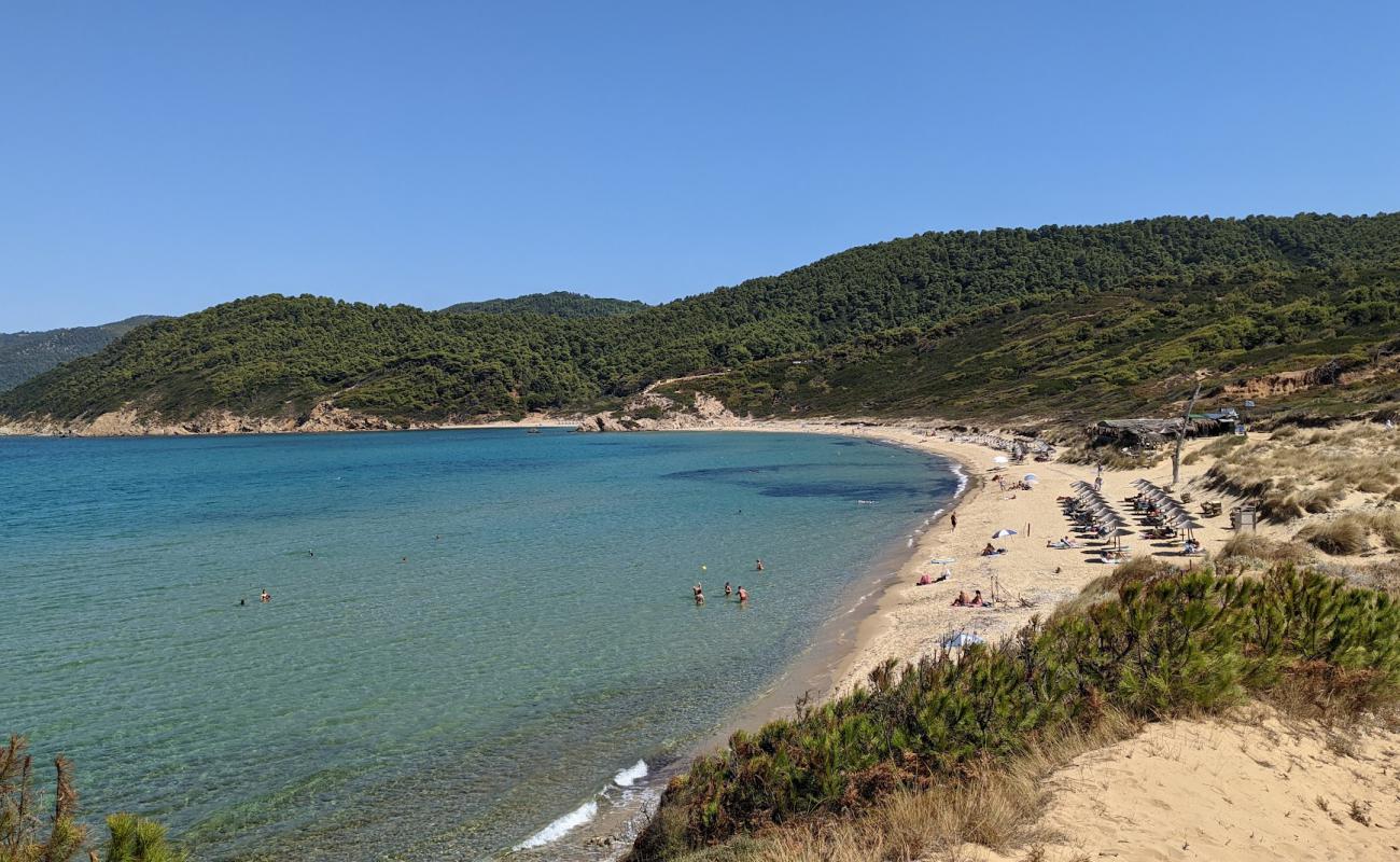 Elia beach'in fotoğrafı gri kum yüzey ile