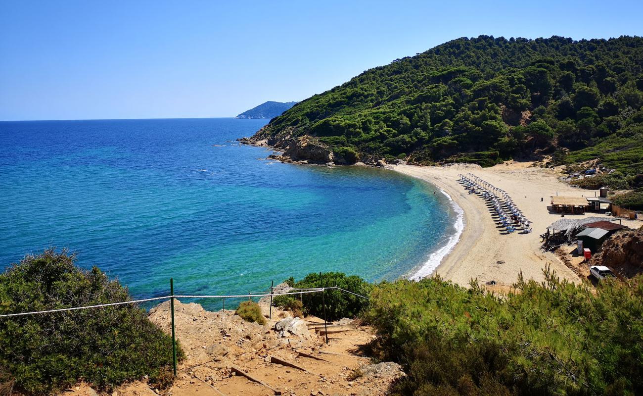 Agistros beach'in fotoğrafı gri kum yüzey ile