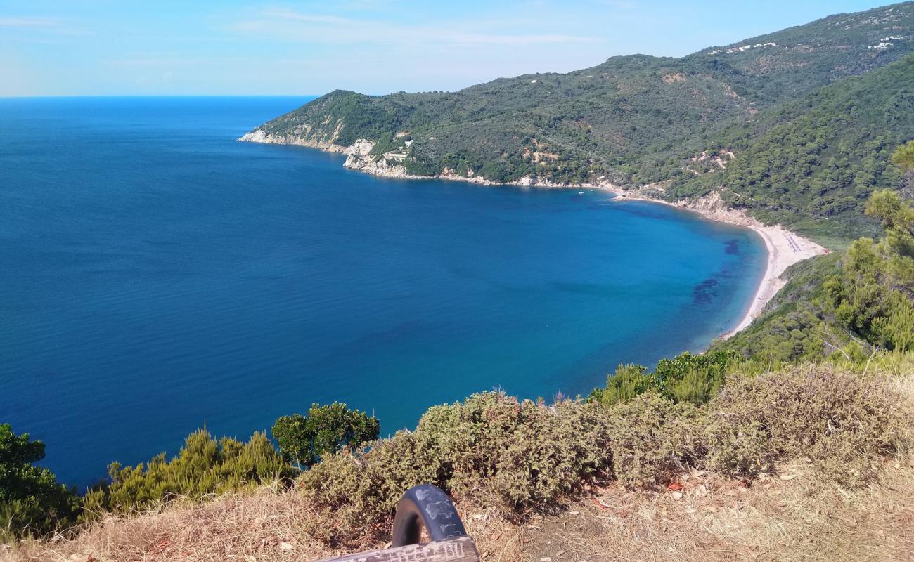 Ligaries beach'in fotoğrafı gri kum yüzey ile