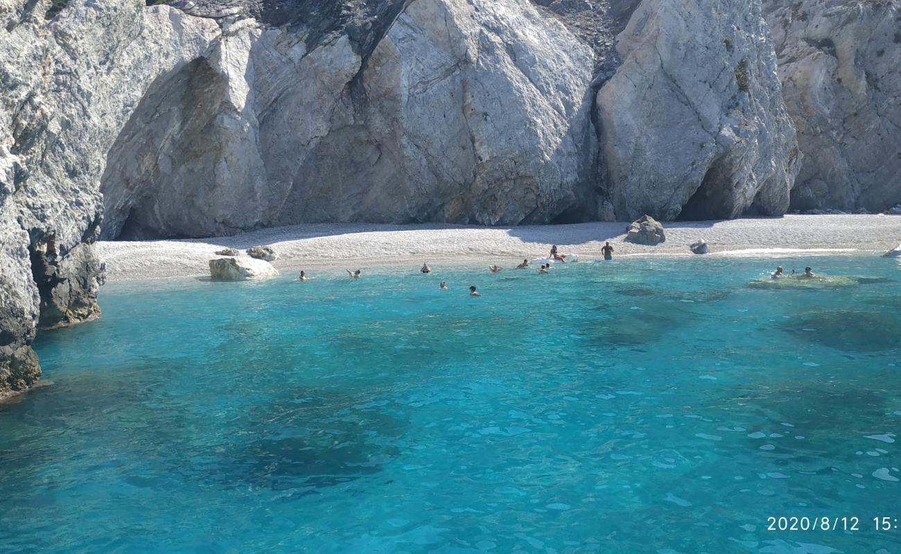 Lalaria beach'in fotoğrafı küçük bej çakıl yüzey ile