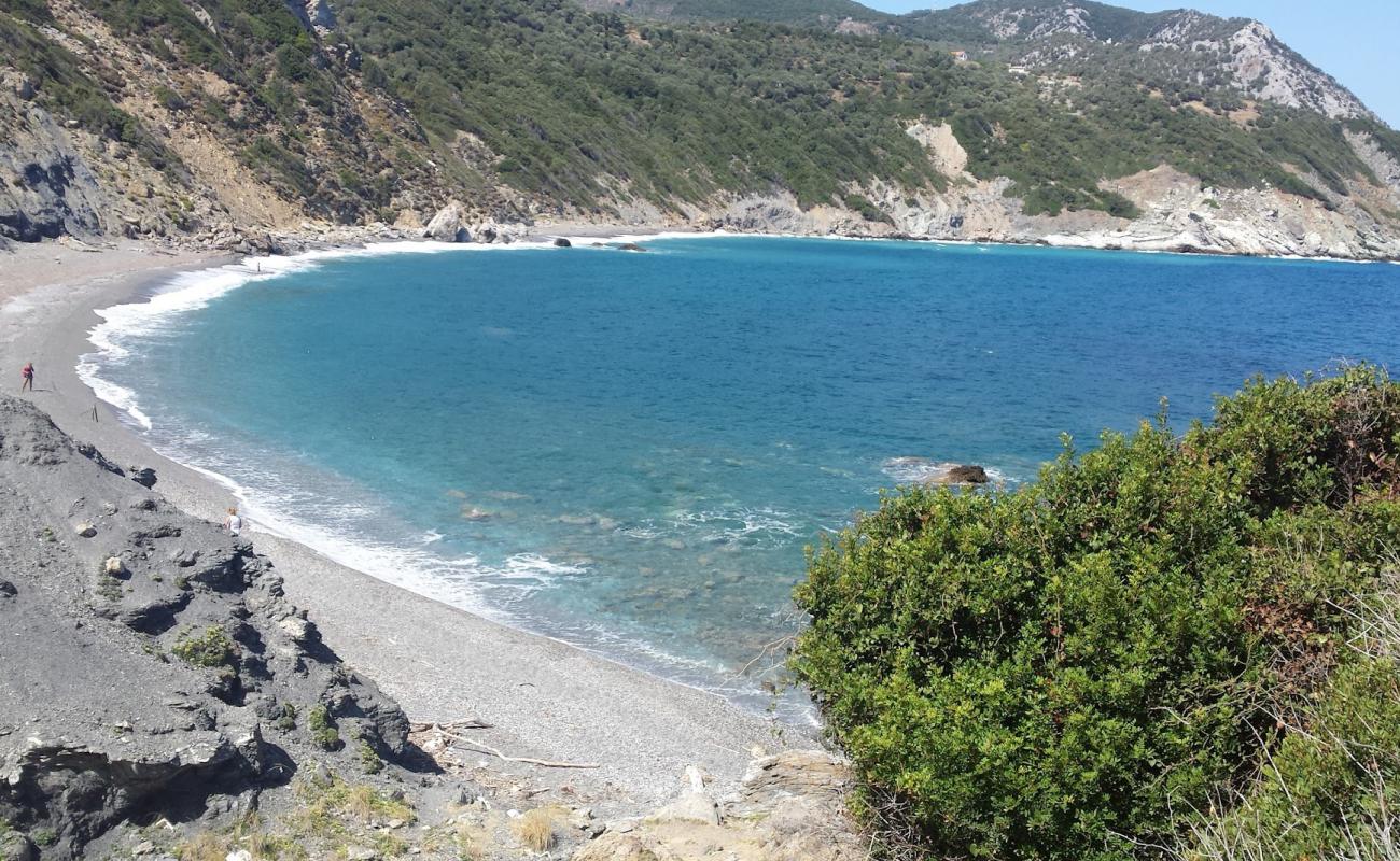 Megas Gialos beach'in fotoğrafı gri kum yüzey ile
